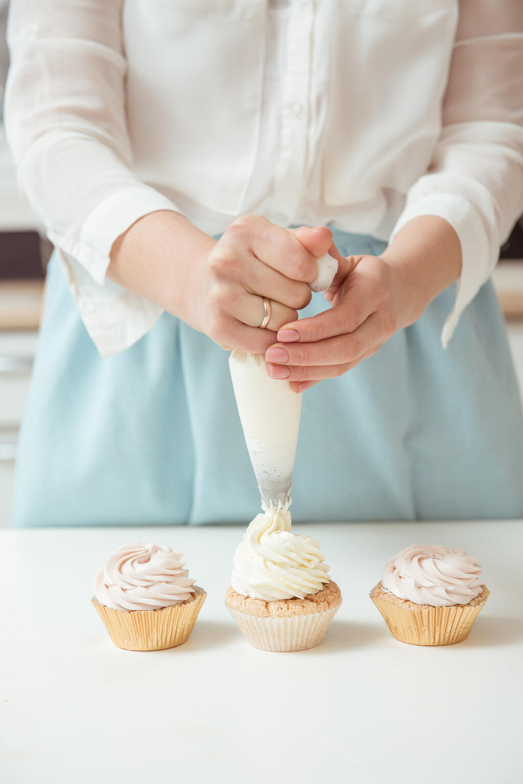 žena - kuchyňa - pečenie - koláč - cupkake - šľahačka - krém - cukrárske vrecko