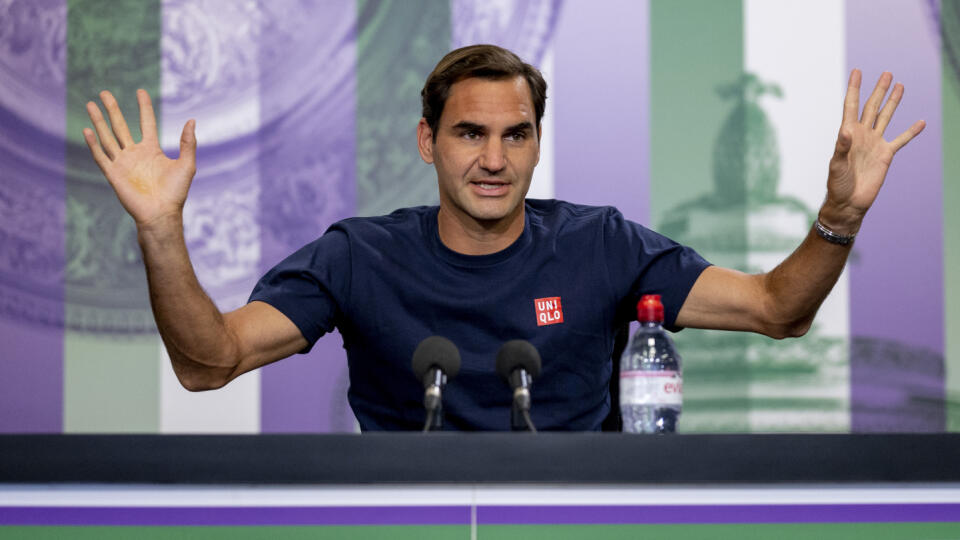 KK34 Londýn - Švajčiarsky tenista Roger Federer hovorí počas tlačovej konferencie pred grandslamovým turnajom vo Wimbledone 26. júna 2021. FOTO TASR/AP
Switzerland's Roger Federer attends a press conference prior to the Wimbledon Tennis Championships in London, Saturday June 26, 2021. (Florian Eisele/Pool via AP)