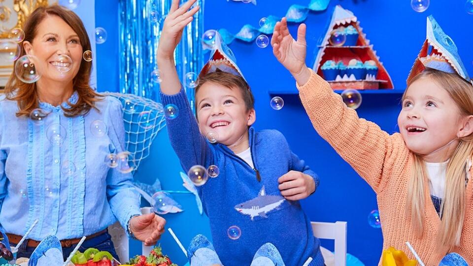 Na verejnosť sa však dostali informácie, že firma Party Pieces, ktorá im roky zarábala obrovské peniaze, skrachovala.