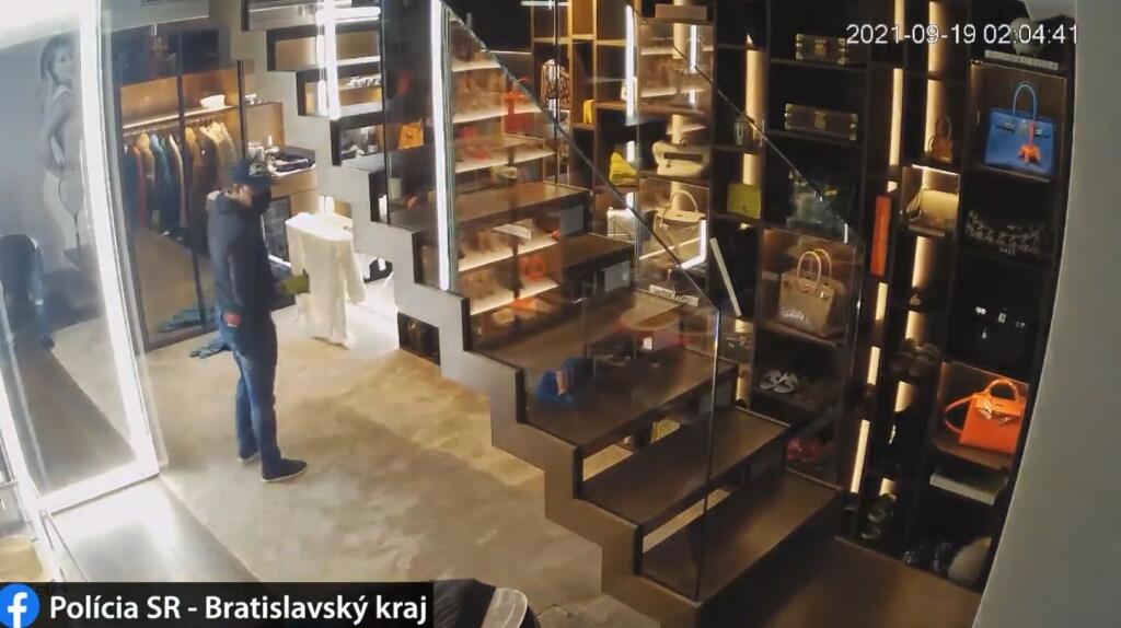Polícia zverejnila zábery z krádeže bytu v Starom Meste. Podľa záberov a Cibulkovej podobizne na stene je zrejmé, že ide o byt bývalej tenistky.