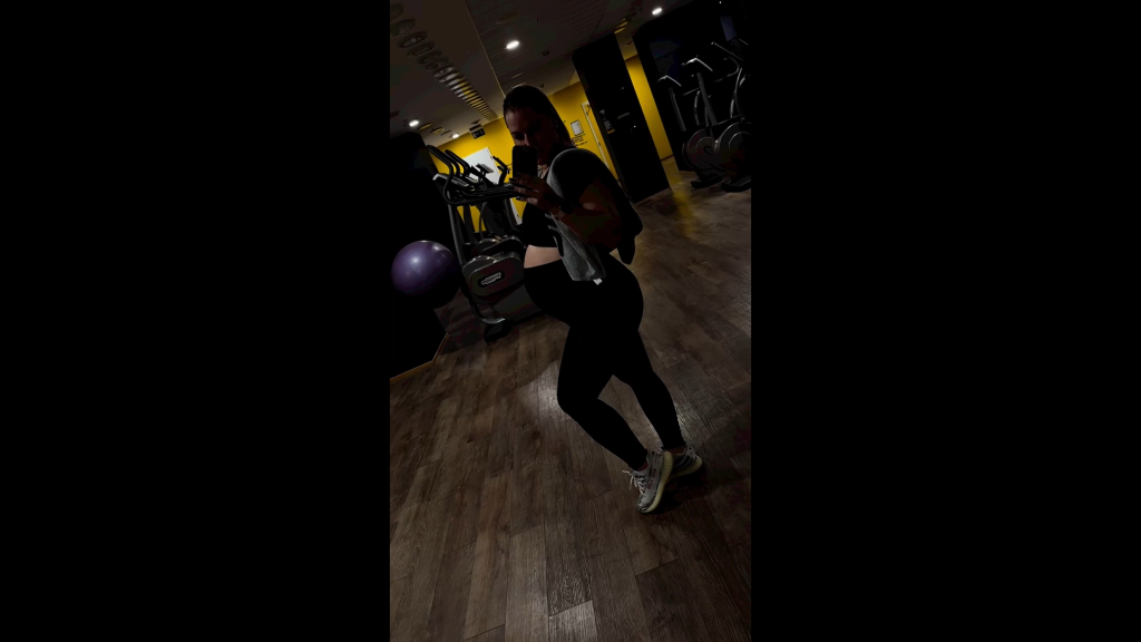 Na konci videa Dominika ukázala aj svoje vypuklé bruško. Keď sa pozorne zapozeráte, uvidíte, že bábätko kope odušu. Protestuje?