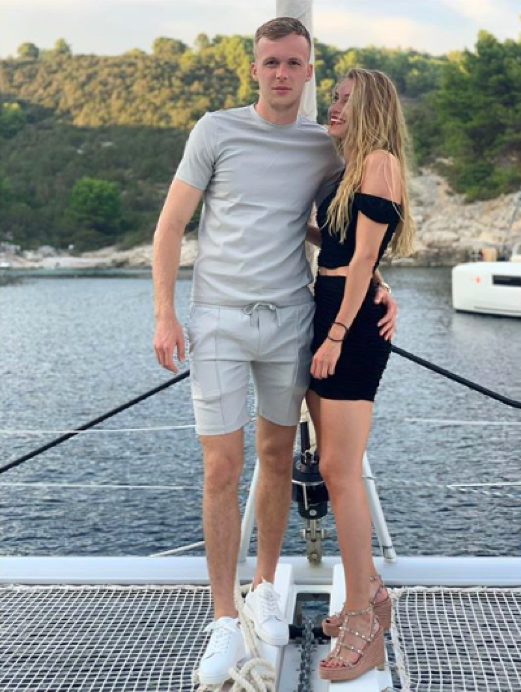 Futbalový brankár Marek Rodák sa po úspešnej sezóne vybral s priateľkou Neómi Kovácsovou na dovolenku do Chorvátska.