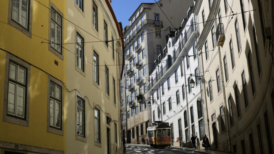 WA 37 Lisabon - Žltá električka jazdí ulicami Lisabonu v pondelok 30. januára 2023. FOTO TASR/AP
A tram climbs a street in Lisbon's Chiado neighbourhood on a sunny winter day, Monday, Jan. 30, 2023. (AP Photo/Armando Franca)
