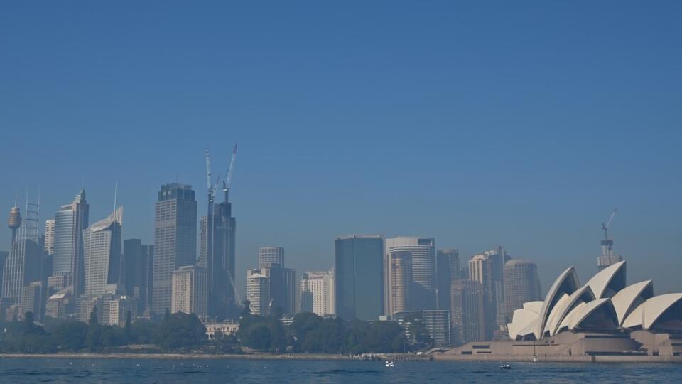 Sydney zahaľuje mrak hustého dymu z lesných požiarov.