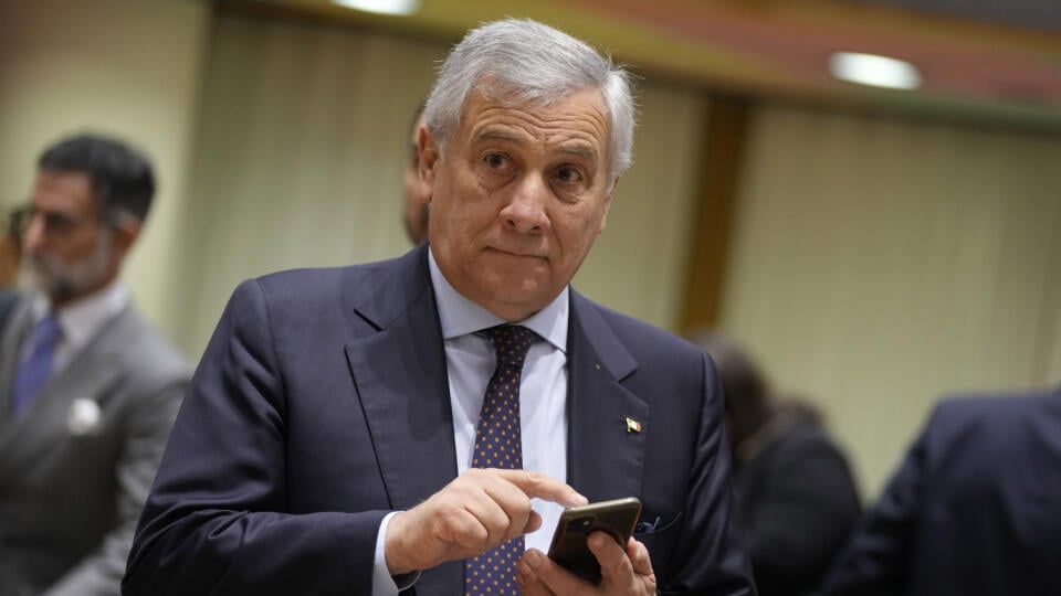 KK15 Brusel - Taliansky minister zahraničných vecí Antonio Tajani čaká na začiatok zasadnutia Rady EÚ pre zahraničné veci 12. decembra 2022 v Bruseli. FOTO TASR/AP
Italy's Foreign Minister Antonio Tajani waits for the start of a meeting of EU foreign ministers at the European Council building in Brussels, Monday, December 12, 2022. (AP Photo/Virginia Mayo)