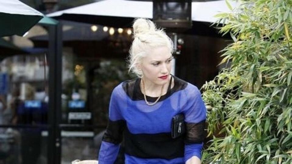 Gwen Stefani ťahá syna na parkovisko.