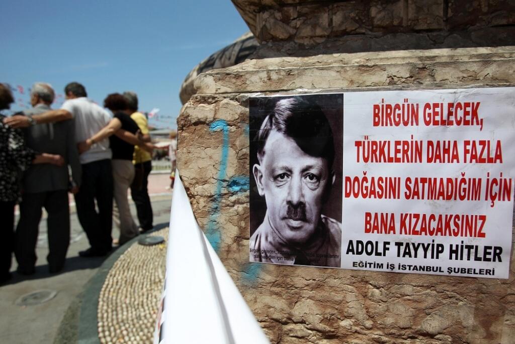 Erdogan pokračuje v čistkách, úrady vydali zatykače na 42 novinárov