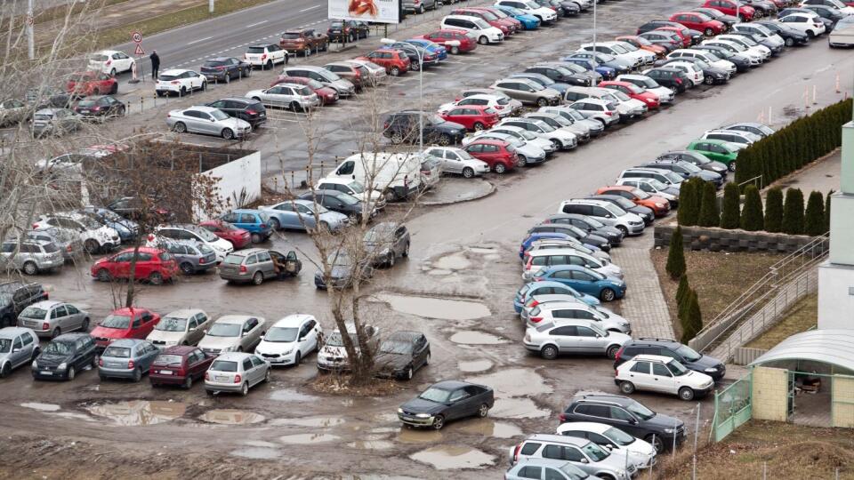 Nemocnica Ružinov – parkovisko pred zimným štadiónom