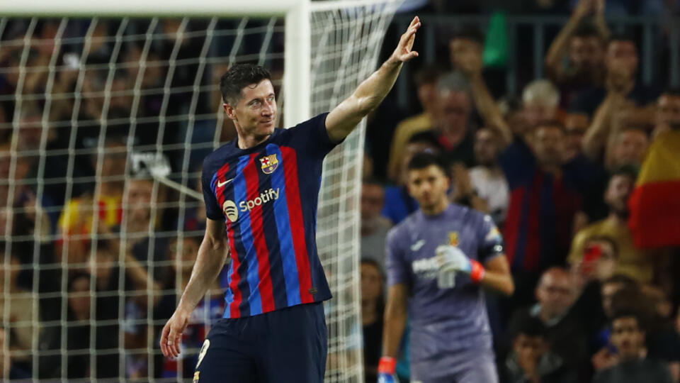 KK61 Barcelona - Hráč FC Barcelony Robert Lewandowski sa teší zo svojho druhého gólu počas zápasu 10. kola španielskej La Ligy FC Barcelona - Villarreal CF 20. októbra 2022 v Barcelone. FOTO TASR/AP
Barcelona's Robert Lewandowski celebrates after scoring his side's second goal during the Spanish La Liga soccer match between FC Barcelona and Villareal at Camp Nou stadium in Barcelona, Spain, Thursday, Oct. 20, 2022. (AP Photo/Joan Monfort)