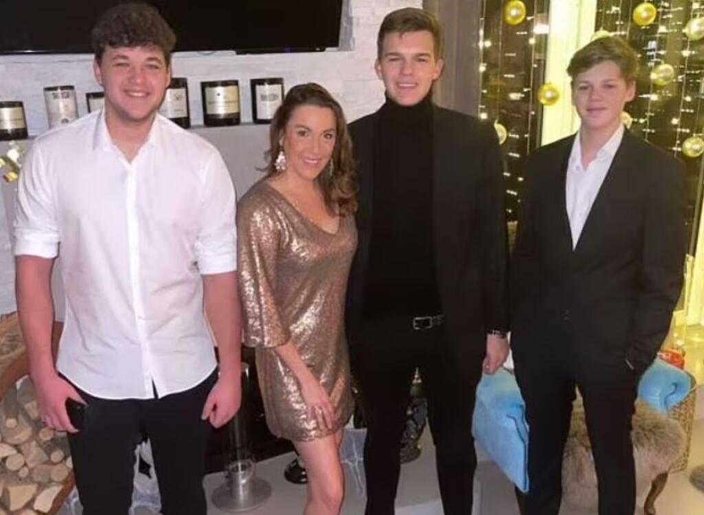 Sophia Schneiderhanová je nemecká modelka, ktorá po smrti svojho priateľa skončila v náručí jeho otca.