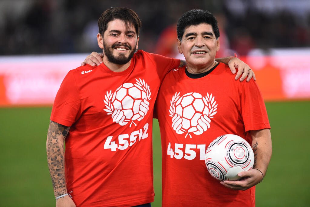 Diego Maradona so synom Diegom, ku ktorému sa oficiálne priznal až v roku 2016. Splodil ho počas jeho pôsobenia v Neapole.