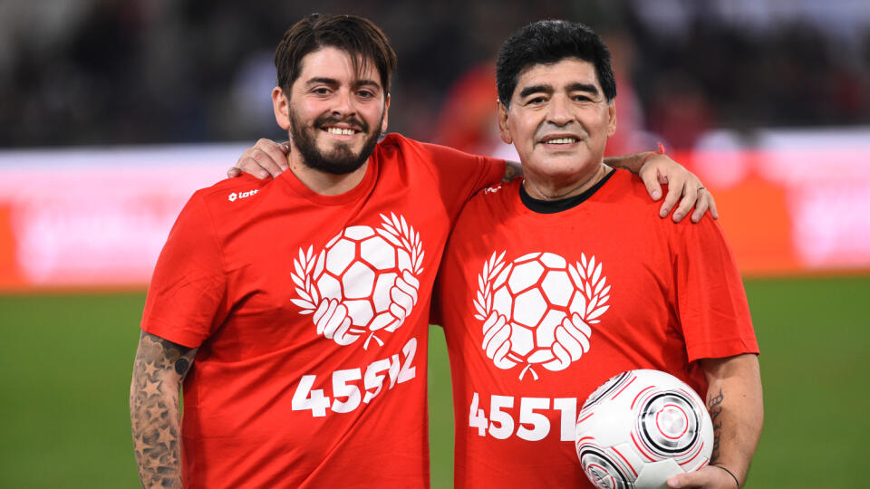 Diego Maradona so synom Diegom, ku ktorému sa oficiálne priznal až v roku 2016. Splodil ho počas jeho pôsobenia v Neapole.