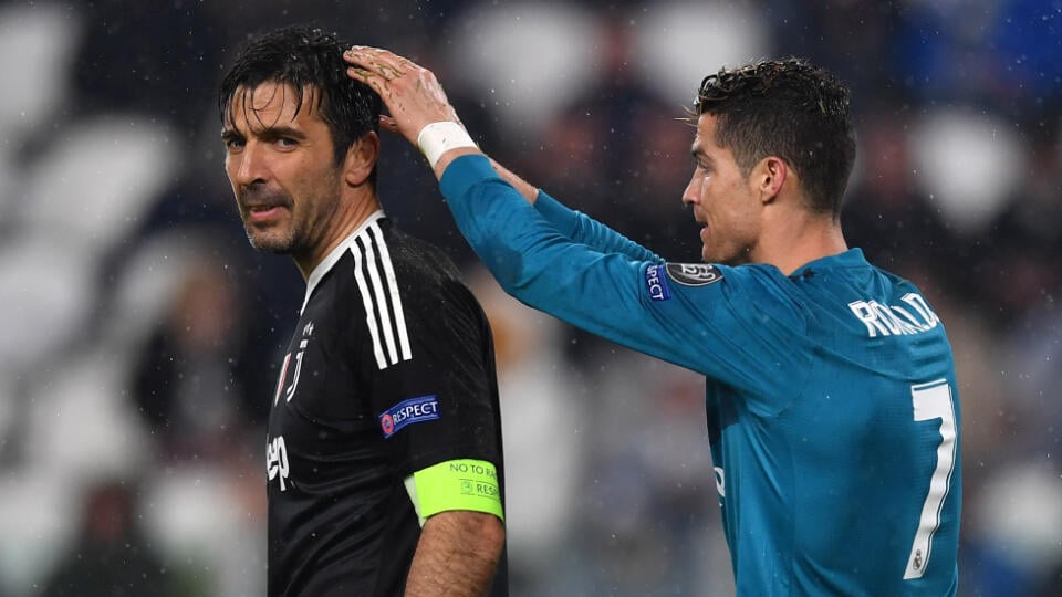 Gigi Buffon (vľavo) a Cristiano Ronaldo boli v Juventuse Turín spoluhráči.