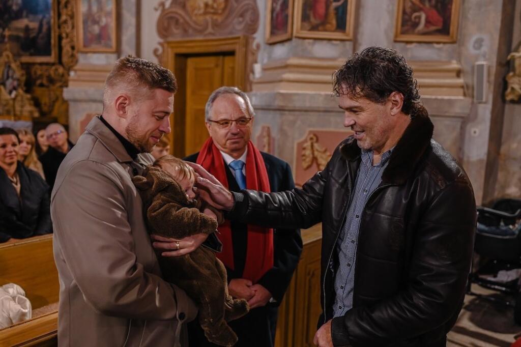 „Ďakujeme jeho krstným otcom. Jaromír Jágr dorazil aj v jeho ťažkom období. Veľmi si to vážime, naozaj veľmi! Z našich priateľov je on ten, kto najviac vyznáva vieru, kto iný by mal byť krstným otcom,“ napísala na Instagram Větrovského manželka Jitka. Druhým krstným otcom sa stal Antonin Parízek, ktorý malého Matyáša odrodil.
