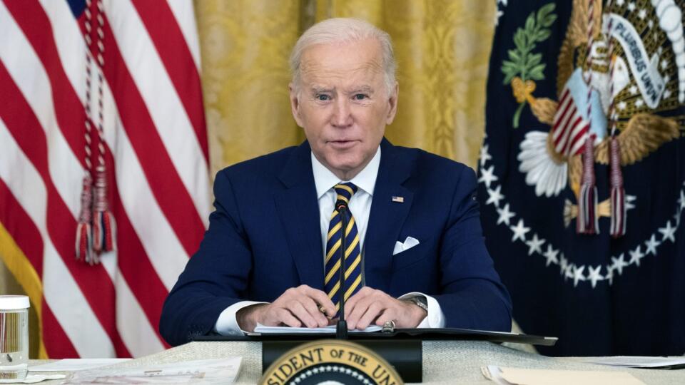 JB 34 Washington - Americký prezident Joe Biden rozpráva počas stretnutia s Asociáciou národných guvernérov v Bielom dome vo Washingtone 31. januára 2022. Biden v pondelok povedal, že Spojené štáty sú pripravené na akýkoľvek scenár vzhľadom na pokračujúce hromadenie ruských jednotiek pozdĺž ukrajinských hraníc. Informovali o tom agentúry AFP a Reuters. FOTO TASR/AP