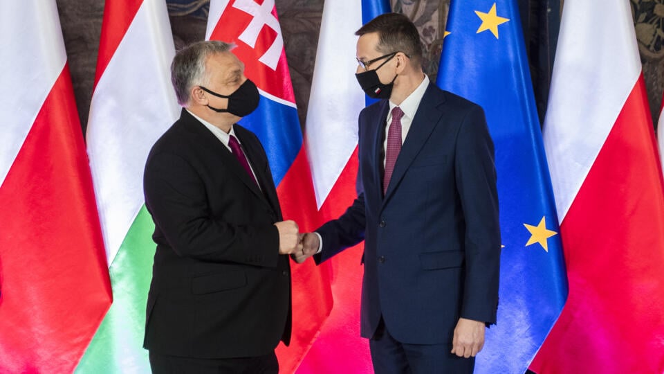 Na snímke sprava poľský predseda vlády Mateusz Morawiecki a maďarský predseda vlády Viktor Orbán sa zdravia počas spoločnej fotografie na kráľovskom hrade Wawel pred plenárnym zasadnutím predsedov vlád Vyšehradskej skupiny (V4) s predsedom Európskej rady Charlesom Michelom a prostredníctvom online s predsedníčkou Európskej komisie Ursulou von der Leyenovou v Krakove 17. februára 2021. FOTO TASR - Jaroslav Novák