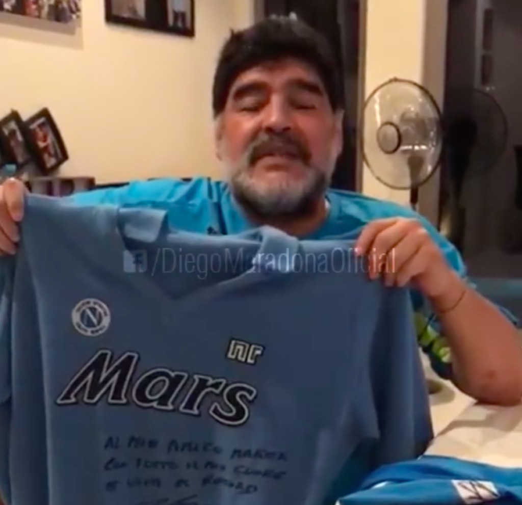 Diego Maradona s dresom, ktorý venoval Hamšíkovi na oplátku.