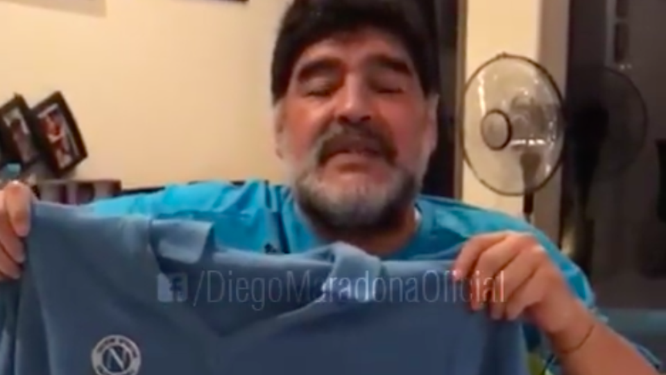 Diego Maradona s dresom, ktorý venoval Hamšíkovi na oplátku.