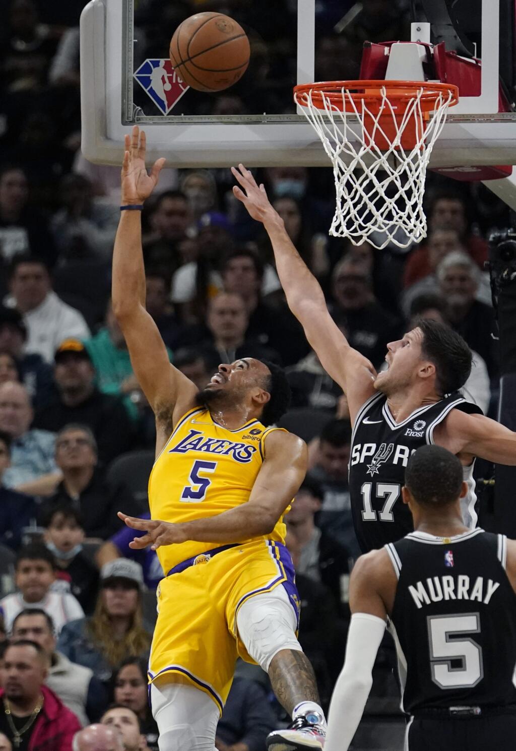 JB 2 San Antonio - Hráč San Antonia Spurs Robert Woodard II (17) bráni Talena Hortona-Tuckera (5) z Los Angeles Lakers v basketbalovom zápase zámorskej NBA v San Antoniu 7. marca 2022. FOTO TASR/AP
Los Angeles Lakers guard Talen Horton-Tucker (5) scores past San Antonio Spurs forward Robert Woodard II (17) during the second half of an NBA basketball game, Monday, March 7, 2022, in San Antonio. (AP Photo/Eric Gay)