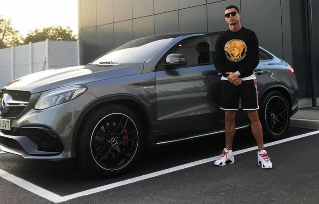 V garáži portugalského útočníka Cristiana Ronalda nájdete aj značku Mercedes.