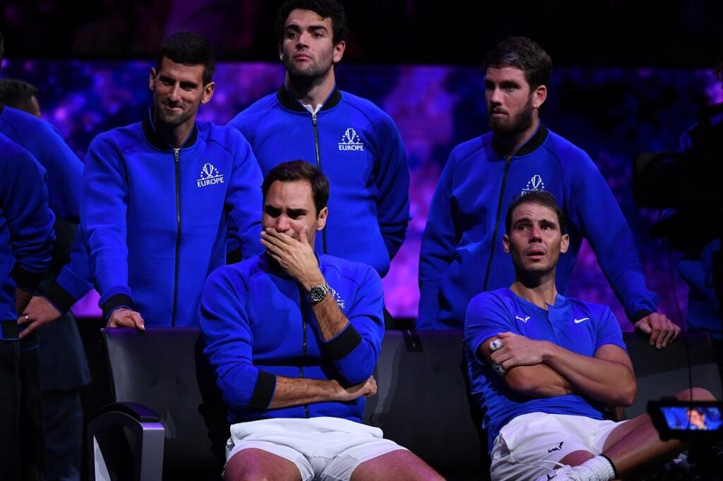 Počas toho, ako Roger Federer plakal na lavičke, Djokovič stál a za ním a upokojoval ho. Ani on sa neubránil slzám.