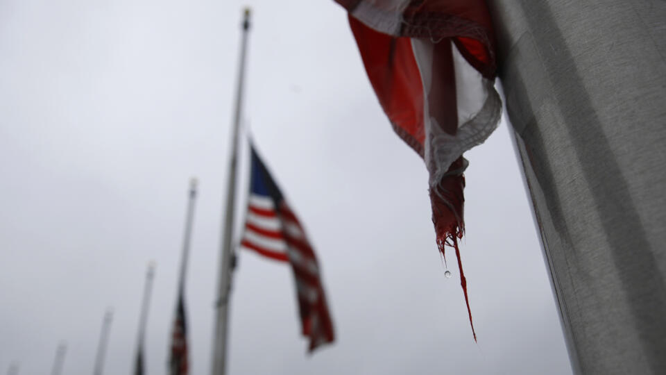 KK24 Washington - Na snímke americké vlajky vejú na pol žrde 22. mája 2020 vo Washingtone. Spojené štáty si v najbližších troch dňoch uctia pamiatku Američanov, ktorí zomreli počas epidémie koronavírusu SARS-CoV-2, a to stiahnutím štátnych vlajok na pol žrde na všetkých federálnych budovách a národných pamiatkach. FOTO TASR/AP
A raindrop falls from an American flag at half-staff at the Washington Monument, Friday, May 22, 2020, in Washington. President Donald Trump ordered American flags to be f