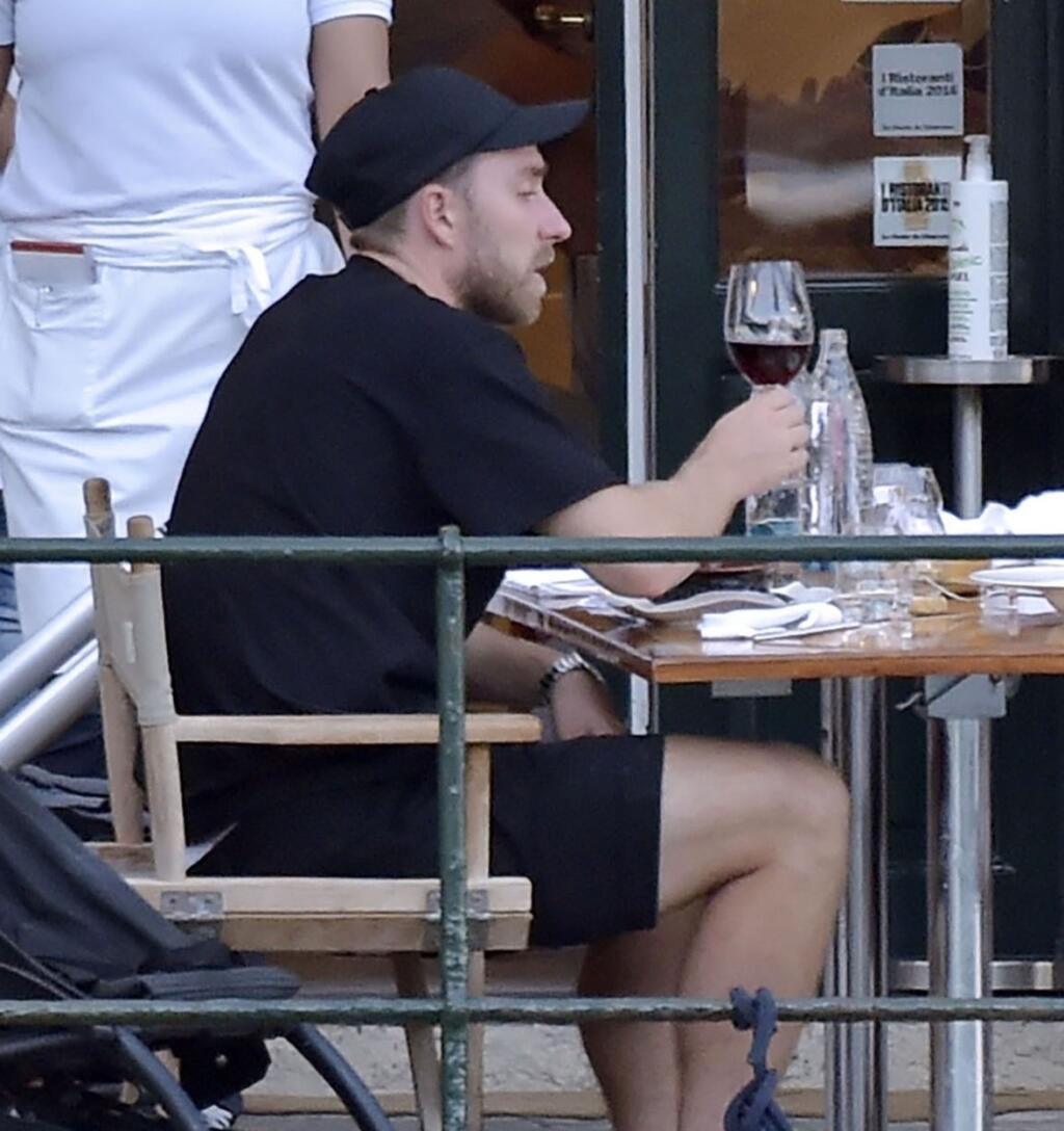 Na terase jedného podniku si Eriksen cucal z vínového pohára červený nápoj.