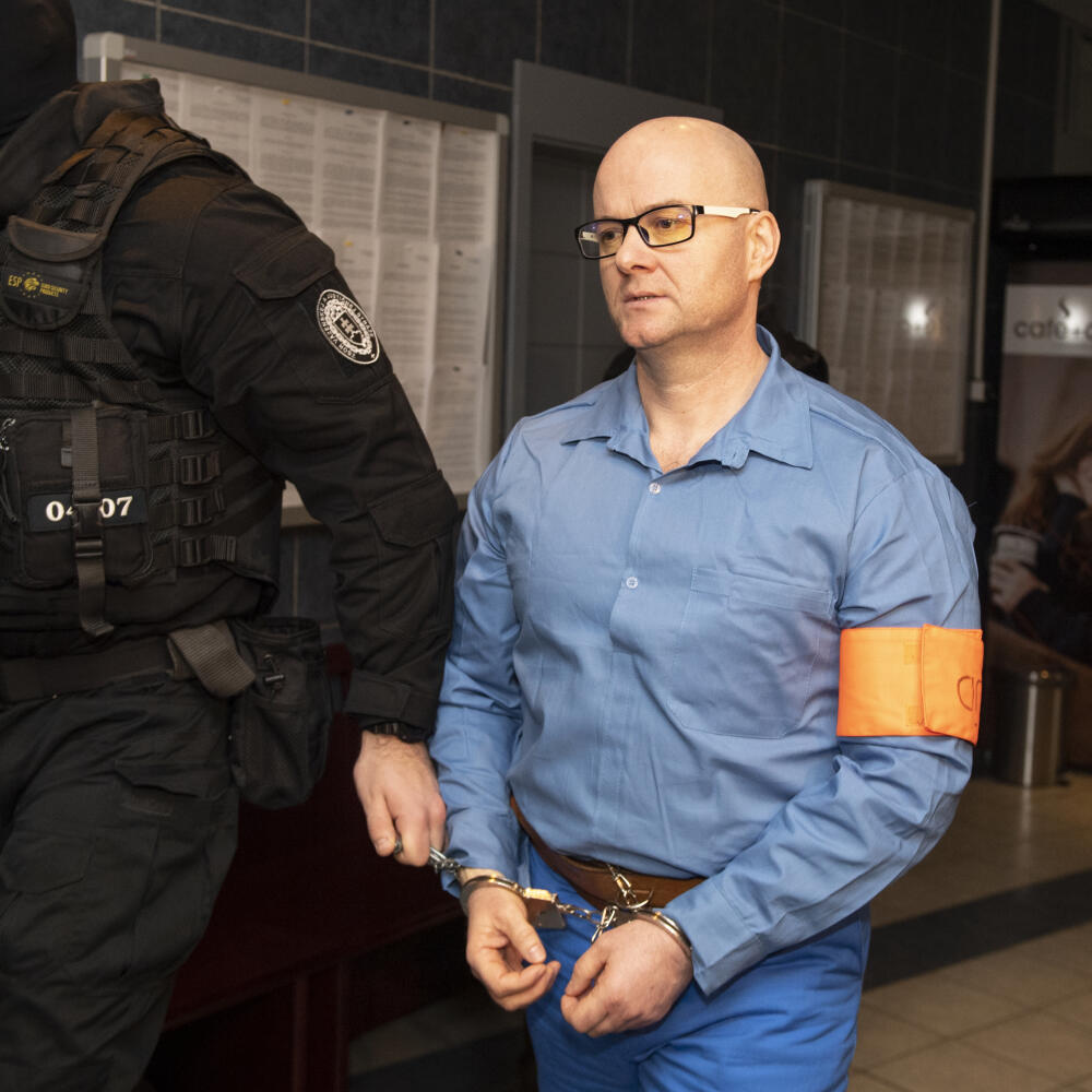 Na snímke je odsúdený Jaroslav Klinka pri pricháde na verejné zasadnutie v prípade lúpeže v dome zavraždeného advokáta Ernesta Valka, ktoré sa konala na Okresnom súde v Pezinku v piatok 31. januára 2020.