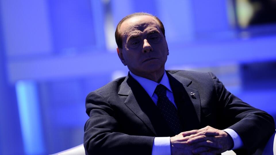 Bývalý taliansky premiér Silvio Berlusconi leží v nemocnici s obojstranných zápalom pľúc.