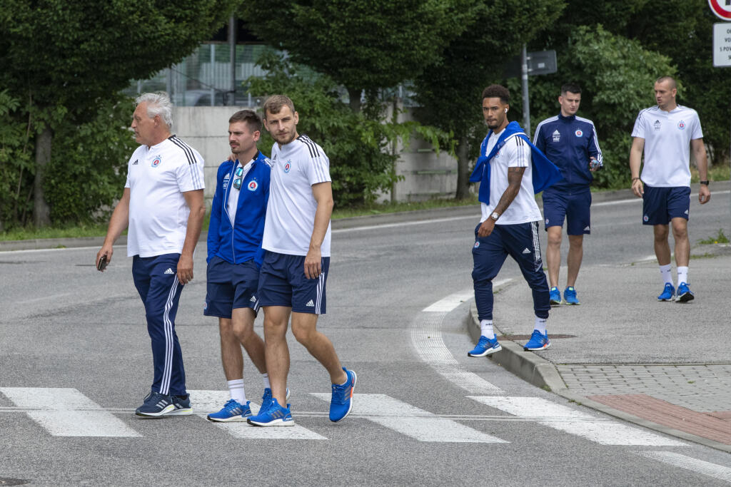 Hráči ŠK Slovan Bratislava počas odchodu na sústredenie v Rakúsku.