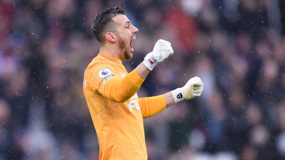 Martin Dúbravka sa teší z vyrovnávajúceho gólu na pôde West Hamu, kde jeho Newcastle remizoval 1:1.