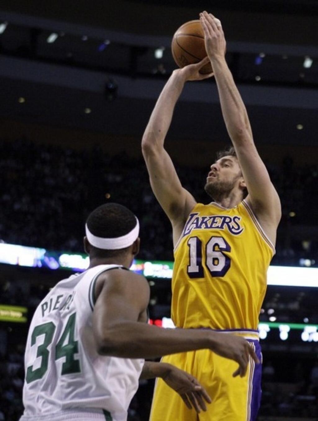 Lakers nedali Bostonu šancu. Na snímke Pau Gasol pri svojom streleckom pokuse.