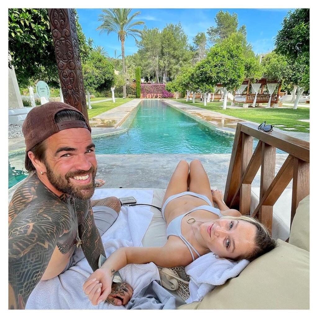 Sú tam už ako doma. Bývalý slovenský futbalista Filip Šebo a speváčka Emma Drobná si užívajú na dovolenke na Ibize.