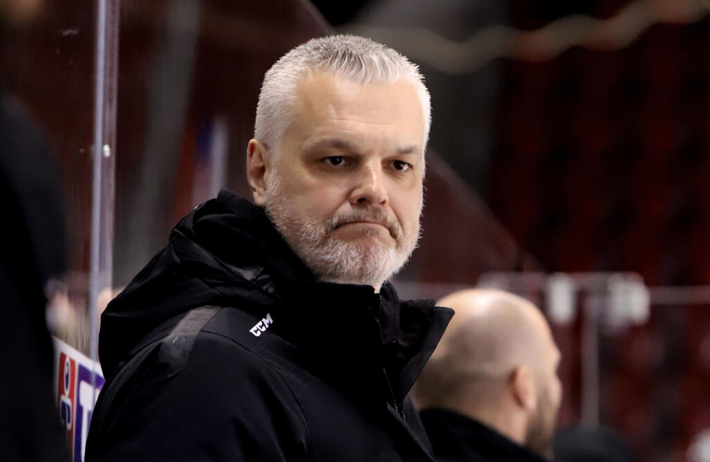 Na snímke dočasný hlavný tréner Banskej Bystrice Ivan Droppa počas 28. kola Tipos extraligy HC ‘05 Banská Bystrica - HKM Zvolen v Banskej Bystrici 21. decembra 2021. FOTO TASR - Ján Krošlák