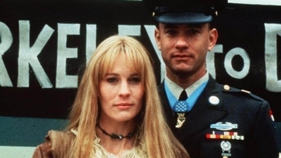 Filmový Forrest Gump (Tom Hanks) so svojou láskou Jenny (Robin Wright Penn).