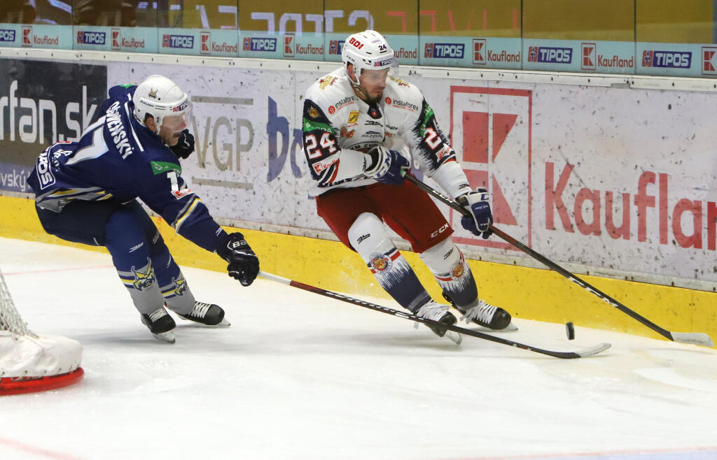 Na snímke zľava Peter Ordzovenský (Spišská Nová Ves) a Peter Zuzin (Zvolen) počas 1. kola Tipos extraligy HKM Zvolen – HK Spišská Nová Ves vo Zvolene 24. septembra 2021. FOTO TASR - Ján Krošlák