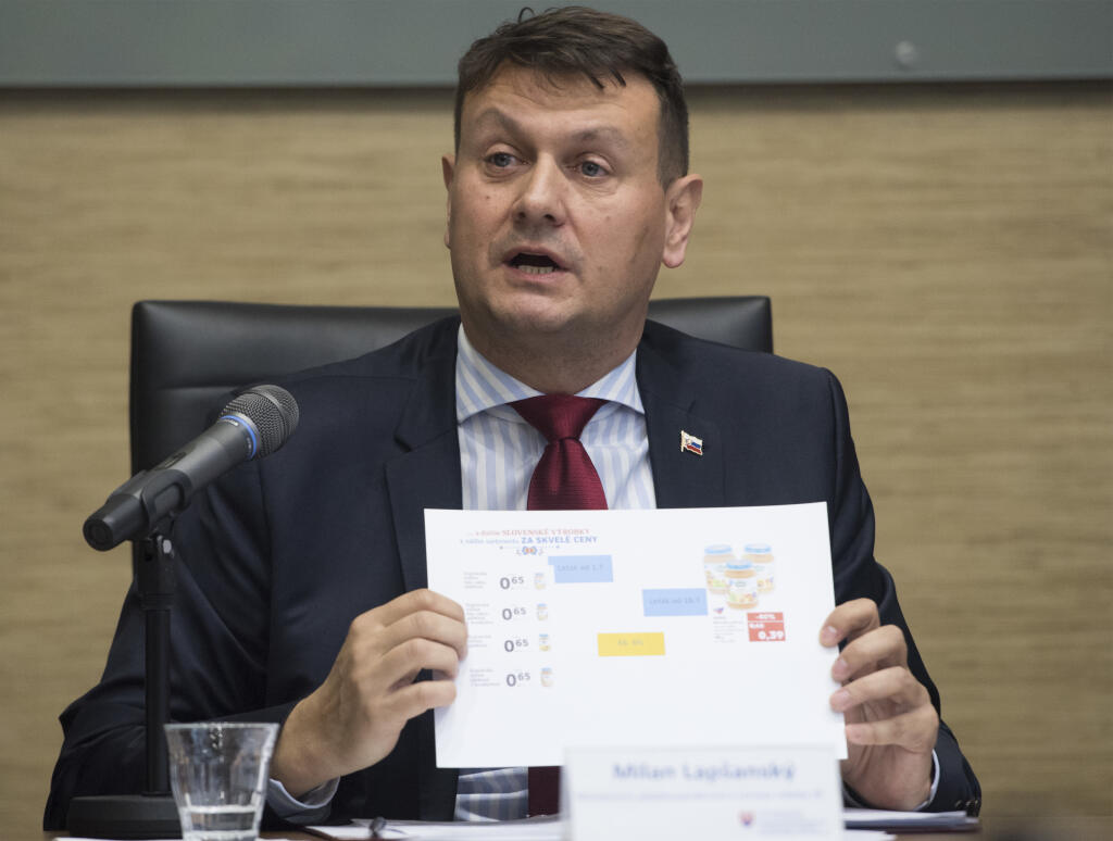 Na snímke generálny riaditeľ sekcie potravinárstva a obchodu ministerstva pôdohospodárstva a rozvoja vidieka SR Milan Lapšanský počas tlačovej konferencie na tému: Výsledky rozsiahlych celoslovenských kontrol potravín 2. decembra v Bratislave 2019. Na tlačovej konferencii informovali o zachytených nedostatkoch i závažných zisteniach potravinových inšpektorov. FOTO TASR - Martin Baumann