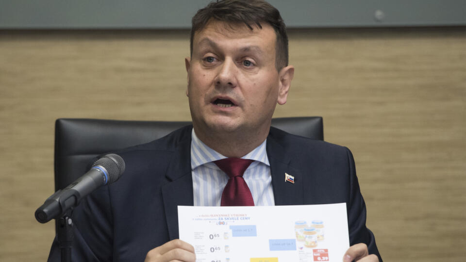 Na snímke generálny riaditeľ sekcie potravinárstva a obchodu ministerstva pôdohospodárstva a rozvoja vidieka SR Milan Lapšanský počas tlačovej konferencie na tému: Výsledky rozsiahlych celoslovenských kontrol potravín 2. decembra v Bratislave 2019. Na tlačovej konferencii informovali o zachytených nedostatkoch i závažných zisteniach potravinových inšpektorov. FOTO TASR - Martin Baumann