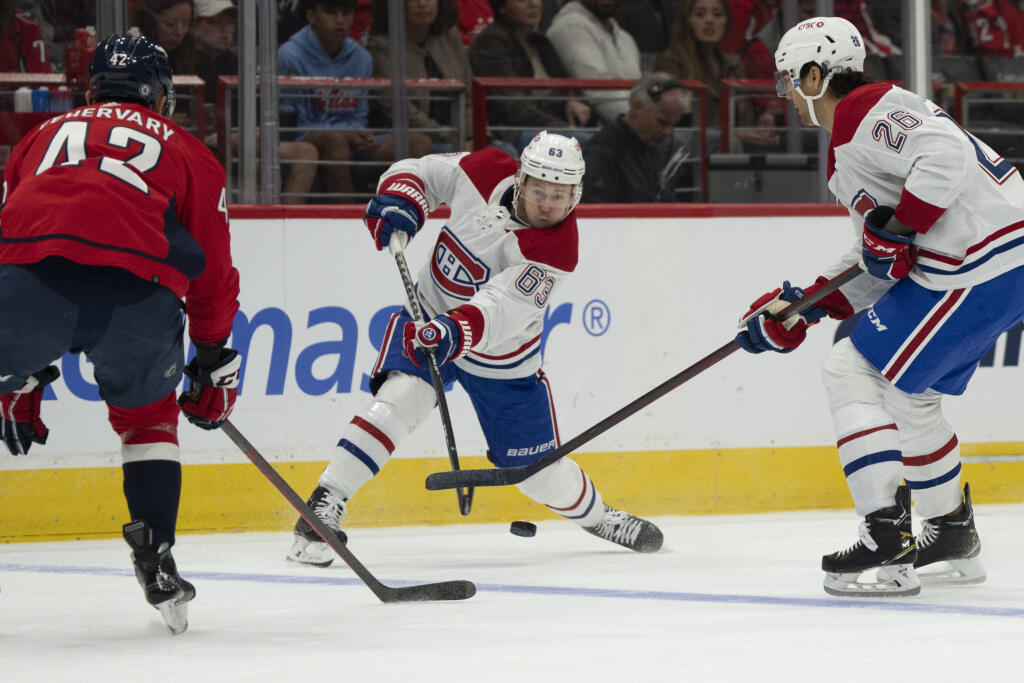 PK 1 Washington - Na snímke zľava slovenský hokejista Martin Fehérváry (Washington Capitals), Jevgenij Dadonov a Johnathan Kovacevic (obaja Montreal Canadiens) v zápase zámorskej hokejovej NHL Washington Capitals - Montreal Canadiens vo Washingtone 15. októbra 2022. FOTO TASR/AP
Montreal Canadiens right wing Evgenii Dadonov (63) passes the puck past defenseman Johnathan Kovacevic (26) and Washington Capitals defenseman Martin Fehervary (42) during the first period of an NHL hockey game, Saturda
