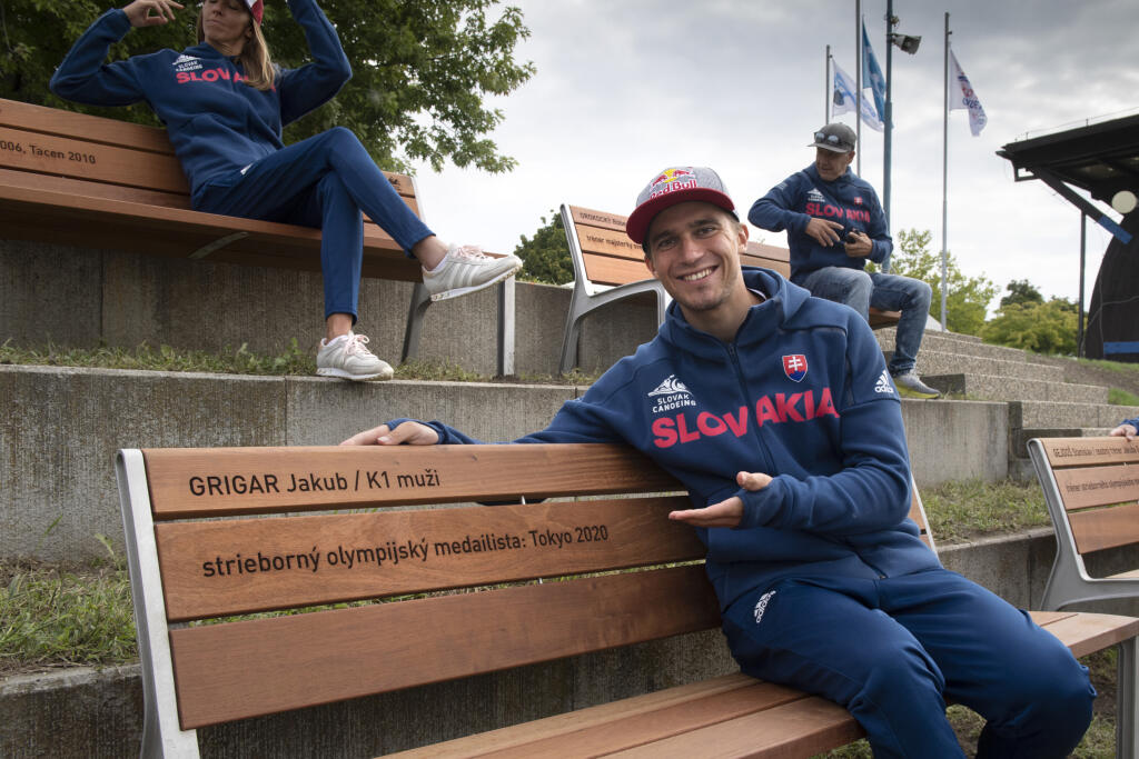 Na snímke slovenský reprezentant vo vodnom slalome v kategórii K1 Jakub Grigar na novej lavičke, ktorá je súčasťou pamätného miesta olympijských medailistov v areáli vodného slalomu v bratislavskej mestskej časti Čunove v pondelok 20. septembra 2021.