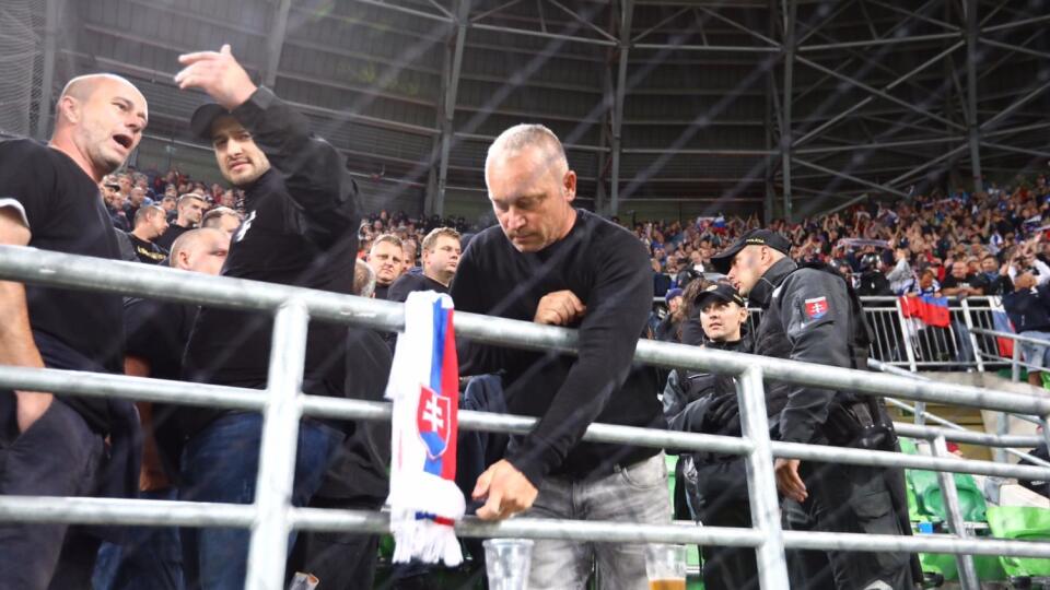 Fanúšik Maďarska sa po zápase snažil podpáliť slovenský šál, bohužiaľ, všetko sa to dialo v slovenskom sektore