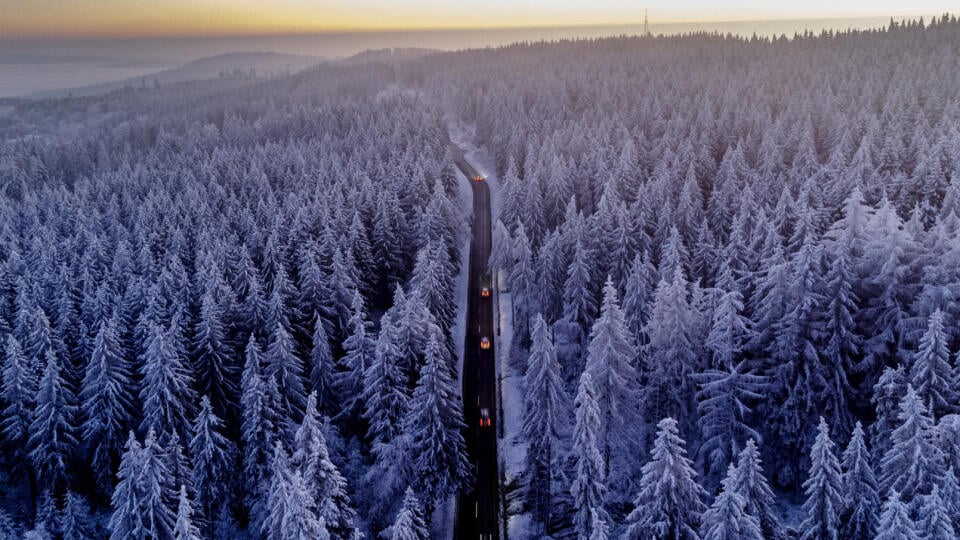 EBE 2 Frankfurt nad Mohanom - Na snímke autá jazdia pomedzi zamrznuté stromy v stredohorí Taunus neďaleko nemeckého Frankfurtu nad Mohanom skoro ráno 13. decembra 2022. FOTO TASR/AP
Cars drive between frozen trees in the Taunus region near Frankfurt, Germany, on a cold Tuesday, Dec. 13, 2022. (AP Photo/Michael Probst)