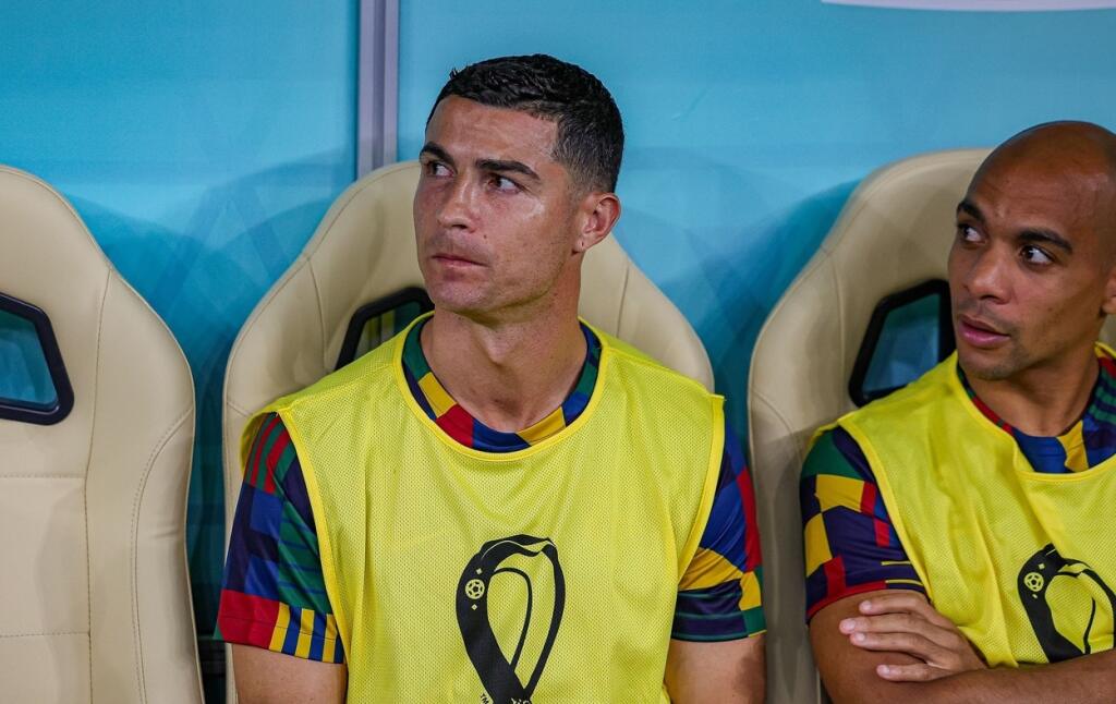 Zdalo sa, že trénerov krok Ronalda poznačil a dokonca až ponížil. V kútiku očí sa mu trblietali slzy.