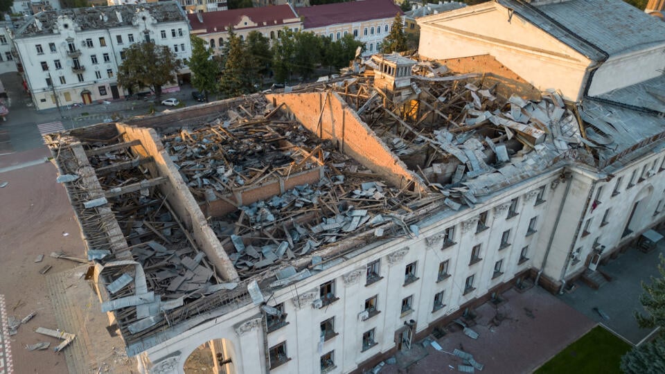 Poškodená budova v ukrajinskom Černihive po zásahu ruskou raketou. Vojna Ukrajiny s Ruskom je stále v plnom prúde.