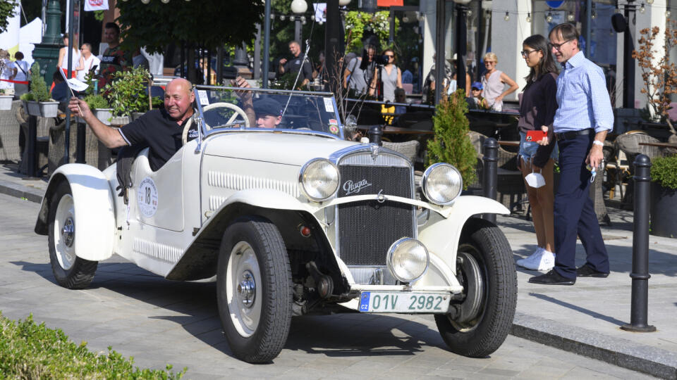 Na snímke automobil Praga počas príjazdu veteránov, historických vozidiel vyrobených do roku 1939 z Prahy do Bratislavy počas pretekov 1000 míľ československých na Hviezdoslavovom námestí v bratislavskom Starom Meste 12. augusta 2021. FOTO TASR – Pavel Neubauer