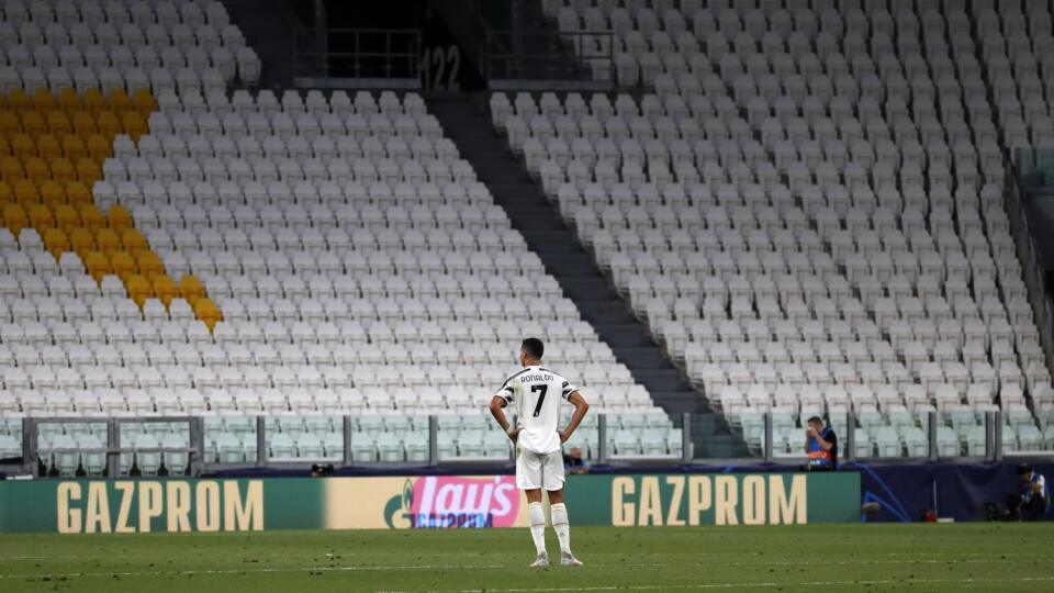 WA 45 Turín - Futbalista Juventusu Turín Cristiano Ronaldo reaguje v odvetnom zápase osemfinále Ligy majstrov Juventus Turín - Olympique Lyon v Turíne 7. augusta 2020. FOTO TASR/AP
Juventus' Cristiano Ronaldo stands on the pitch during the Champions League round of 16 second leg, soccer match between Juventus and Lyon at the empty Allianz stadium in Turin, Italy, Friday, Aug. 7, 2020. (AP Photo/Antonio Calanni)