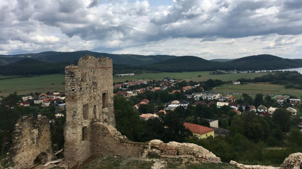 Tajomný: Týči sa nad obcou Divín a má priam magickú atmosféru.