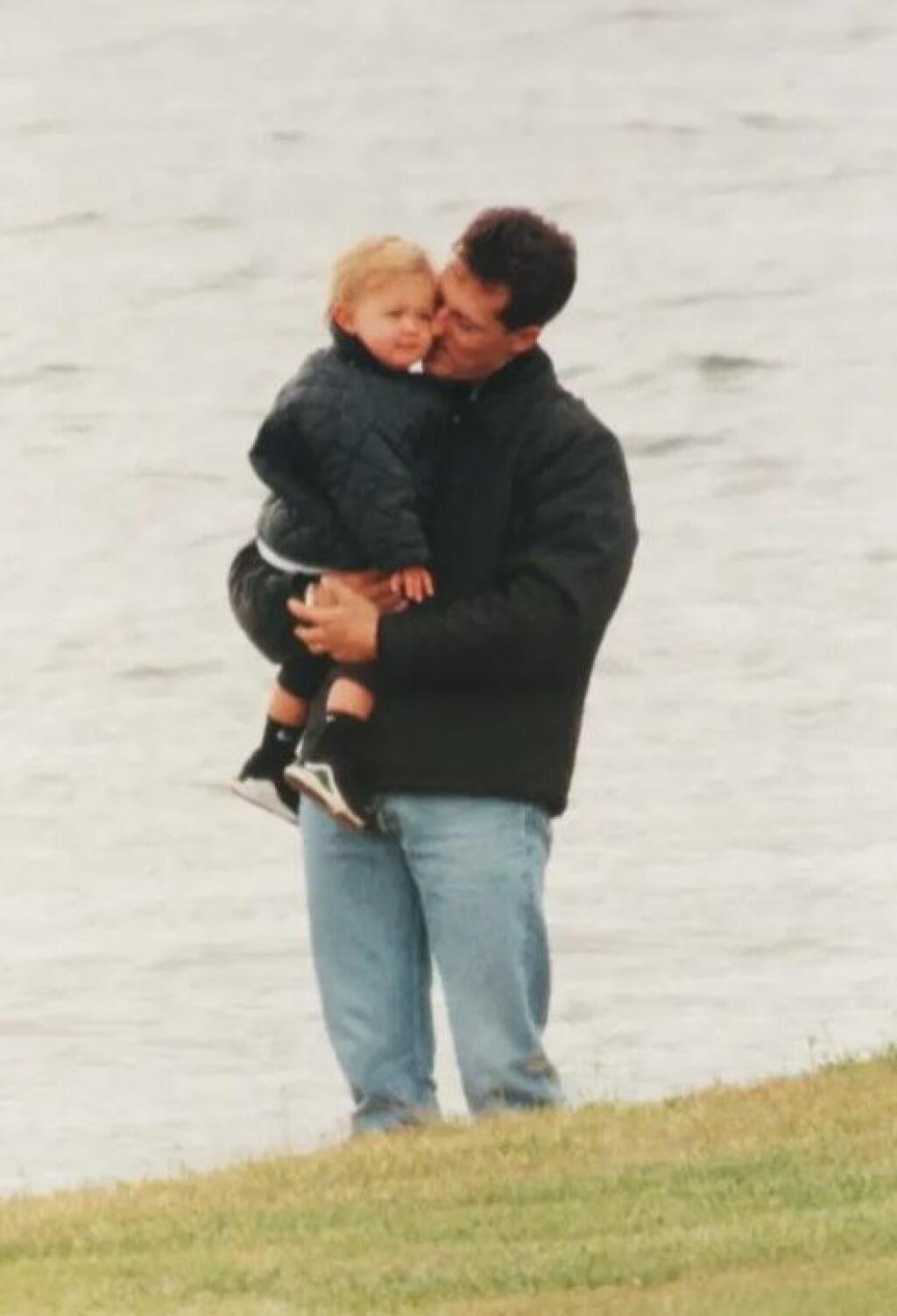 Prvorodená dcéra legendy formuly 1 sa narodila 20. februára 1997, teda v čase keď mal Michael Schumacher na konte už dva majstrovské tituly. V rozhovore pre nemecké médiá dávnejšie priznala, že mohla nasledovať kroky svojho slávneho otca. Lenže po sezóne v sedle motokáry, kam ju tatko prihlásil, sa rozhodla pre iný šport. Na archívnej fotografii s otcom.