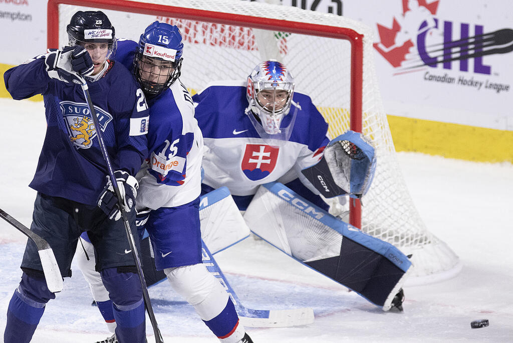 WA 31 Moncton - Slovenský brankár Matej Marinov (vpravo), jeho spoluhráč Dalibor Dvorský (uprostred) a hokejista Fínska Sami Päivärinta bojujú o puk v zápase základnej B-skupiny Fínsko - Slovensko na MS hráčov do 20 rokov v kanadskom Monctone v utorok 27. decembra 2022. FOTO TASR/AP
Finland's Sami Paivarinta, left, battles with Slovakia's Dalibor Dvorsky in front of Slovakia goaltender Matej Marinov during the second period of the IIHF World Junior Hockey Championship hockey game in Moncton, Ne