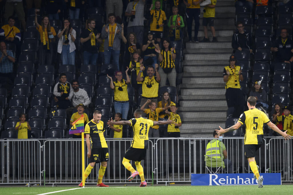EBE 57 Bern - Na snímke vľavo stredopoliar Bernu Michel Aebischer oslavuje svoj gól a tretí mužstva, uprostred jeho spoluhráč Ulisses Garcia a vpravo Cedric Zesiger v odvete 2. predkola Ligy majstrov vo futbale Young Boys Bern - ŠK Slovan Bratislava v Berne 28. júla 2021. FOTO TASR/AP
Young Boys' Michel Aebischer, left, celebrates after scoring with teammates Ulisses Garcia, center, and Cedric Zesiger, right, during the Champions League second qualifying round, second leg soccer match betwee